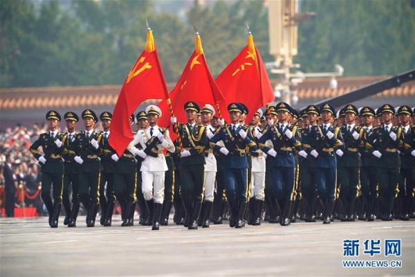 仪仗方队首次同时高擎党旗国旗军旗国庆受阅