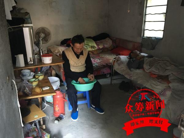 镇海小贩被撞成"植物人" 妻子苦撑8年 她说要谢谢