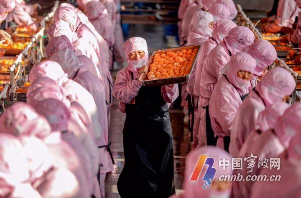 连日来,在象山县华宇食品有限公司,企业开足马力生产橘子罐头,赶制出口美国的订单。近年来,象山立足产业优势,大力扶持本土食品产业,今年1-11月份,该县橘子罐头产值达到3.4亿元。