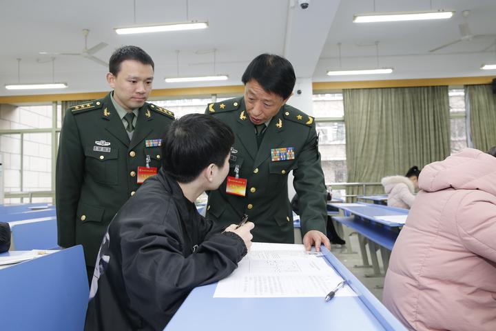 新闻中心 国内 各地新闻   担任现场巡考官的浙江省军区副政委张晓林