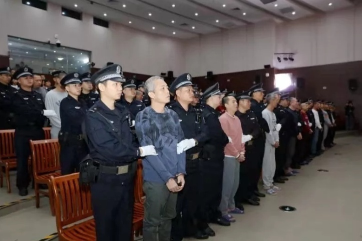 1月13日上午,海南一中院对昌江黄鸿发涉黑案及其"保护伞"案进行一审