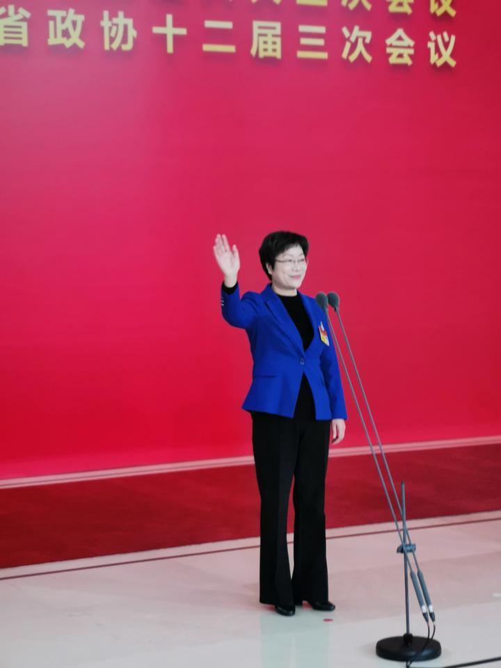 位 出场的是省人大代表,宁波市鄞州区人大常委会党组书记,主任杨慧芳