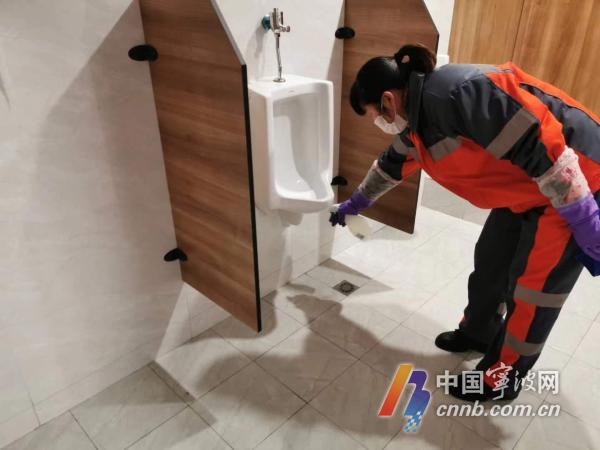 一线环卫工人口罩_戴口罩的环卫工人(3)