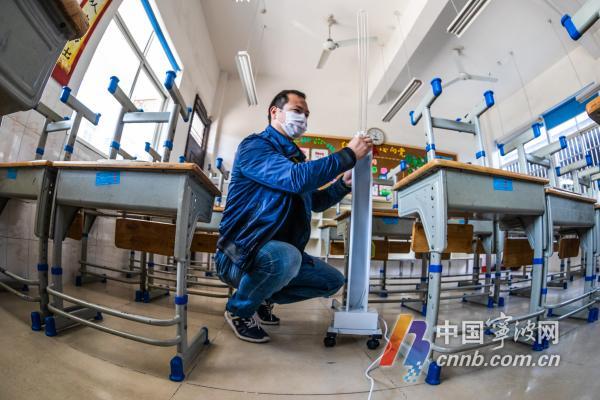 (甬派客户端记者徐能 通讯员沙燚杉)消毒杀菌、开辟隔离室、准备防疫物资……连日来,我市各中小学积极储备防疫物资、定期对校园进行消杀,为新学期的到来做好充足准备。图为:海曙区岐阳小学教师正在使用移动紫外线杀菌车。