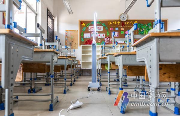 (甬派客户端记者徐能 通讯员沙燚杉)消毒杀菌、开辟隔离室、准备防疫物资……连日来,我市各中小学积极储备防疫物资、定期对校园进行消杀,为新学期的到来做好充足准备。图为:海曙区岐阳小学使用移动紫外线杀菌车。