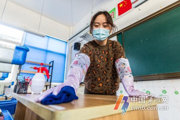 (甬派客户端记者徐能 通讯员沙燚杉)消毒杀菌、开辟隔离室、准备防疫物资……连日来,我市各中小学积极储备防疫物资、定期对校园进行消杀,为新学期的到来做好充足准备。图为:海曙区岐阳小学教师正在对课桌椅进行消毒。