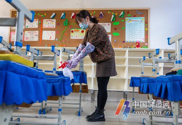 (甬派客户端记者徐能 通讯员沙燚杉)消毒杀菌、开辟隔离室、准备防疫物资……连日来,我市各中小学积极储备防疫物资、定期对校园进行消杀,为新学期的到来做好充足准备。图为:海曙区岐阳小学教师正在对课桌椅进行消毒。