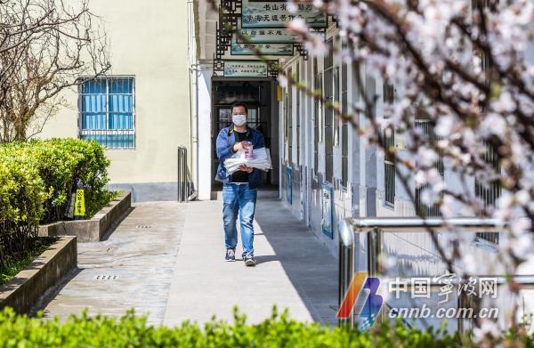 (甬派客户端记者徐能 通讯员沙燚杉)消毒杀菌、开辟隔离室、准备防疫物资……连日来,我市各中小学积极储备防疫物资、定期对校园进行消杀,为新学期的到来做好充足准备。图为:海曙区岐阳小学教师正在分配防疫物资。