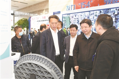 图为市委常委,区委书记褚银良,副市长陈炳荣等领导在参观鄞州区制造业