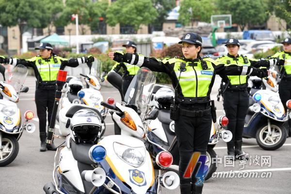 宁波公安交警女子骑警队成立