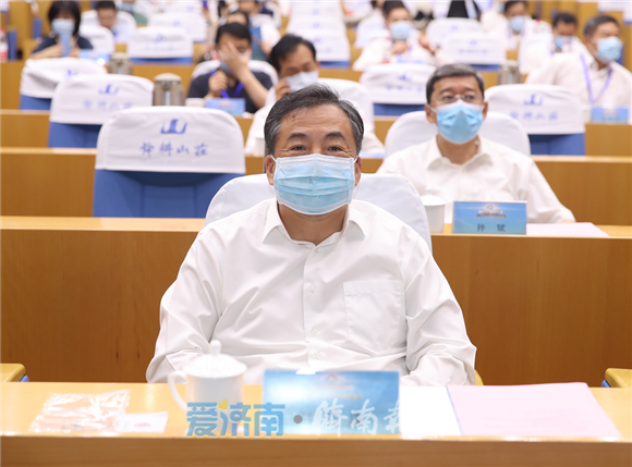 2020首届济南电商直播节暨济南地产品展示交易会启动 孙立成出席并巡馆