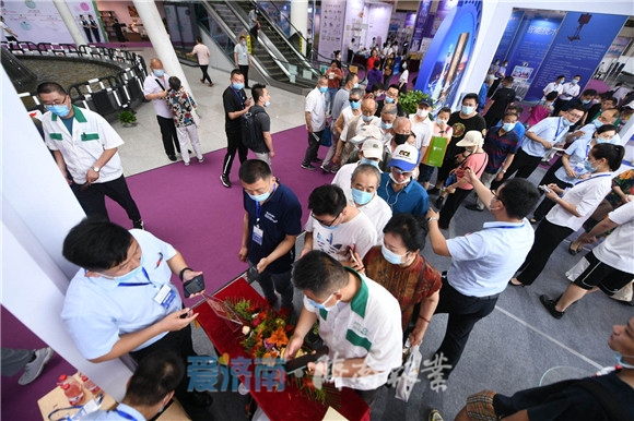 2020首届济南电商直播节暨济南地产品展示交易会启动 孙立成出席并巡馆