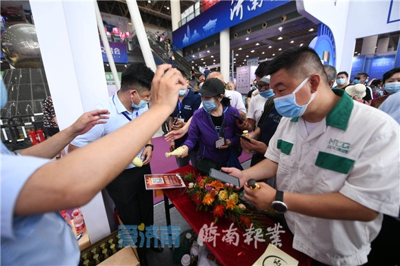 2020首届济南电商直播节暨济南地产品展示交易会启动 孙立成出席并巡馆