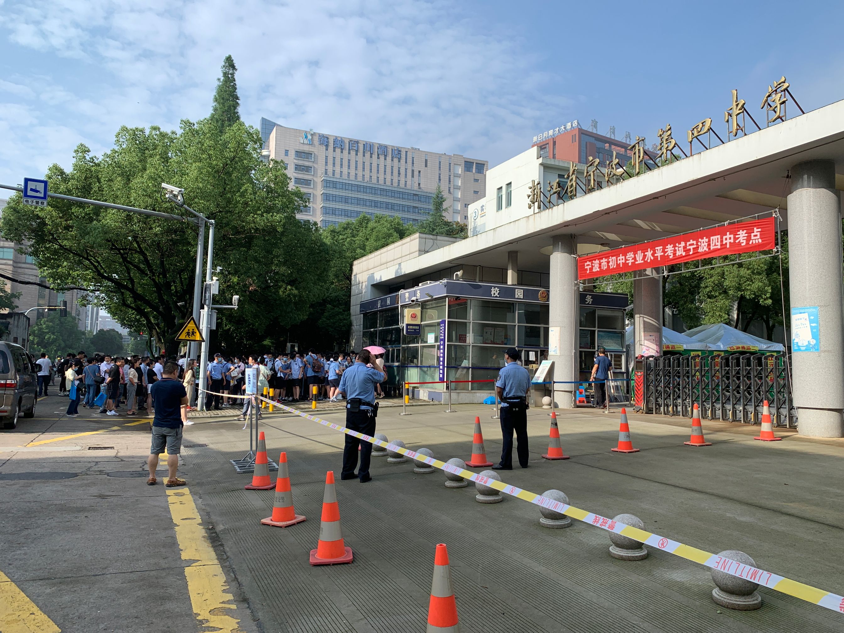 早上7点10分,记者抵达宁波四中考点.