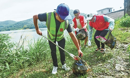 青年志愿者清理水庫垃圾