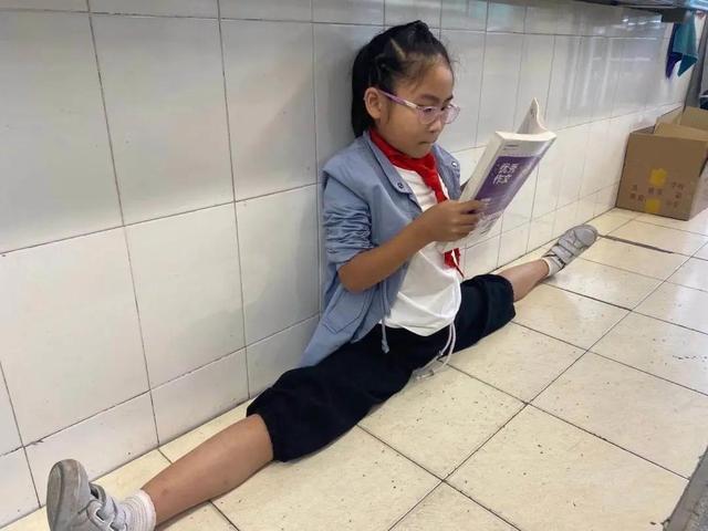 宁波小娘"劈叉式看书"火了 你努力的样子真美