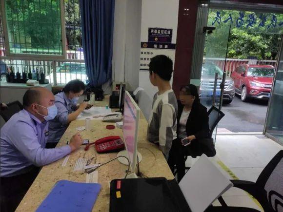 ↑沙坪坝警方供图　　民警杨杰接警后，先仔细查看了银行流水，发现5