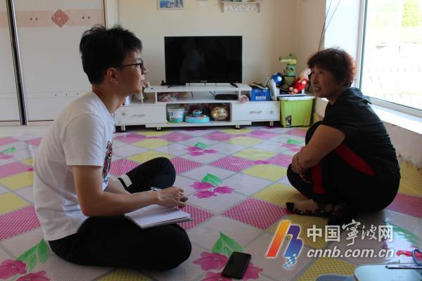 (宁波日报年轻记者张凯凯在延边州汪清县居民家中采访)