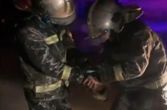 -26°C 消防员救火制服被冻成“冰铠甲”