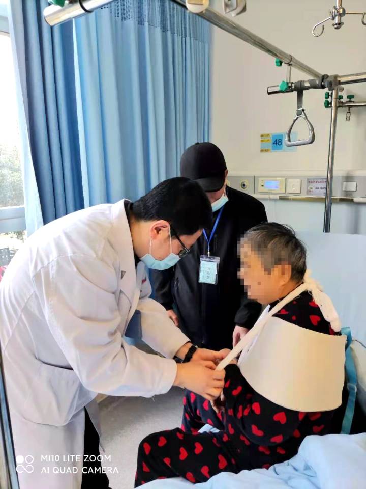 鄞州二院这位医生亲手为患者缝接胸部固定带