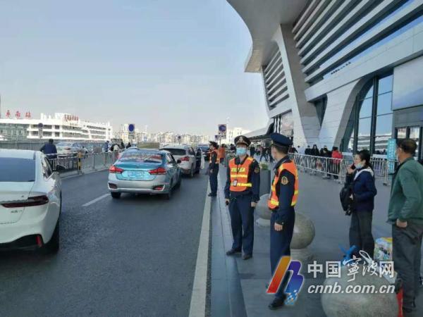 小伙开奔驰车从事“黑车”经营 35元运费要价100元