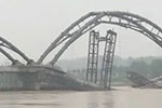 洛阳：桥还没建成就塌了 说怨水太大了