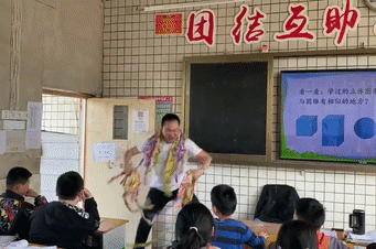 老师全身挂满棒棒糖大跳猩猩舞 背后原因令人动容