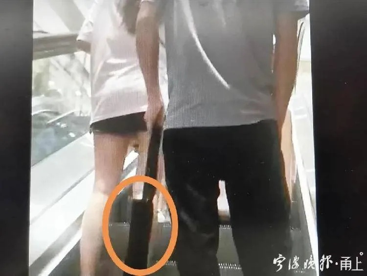比如这种"打火机"   远看是普通打火机   但里面暗藏玄机   尾部