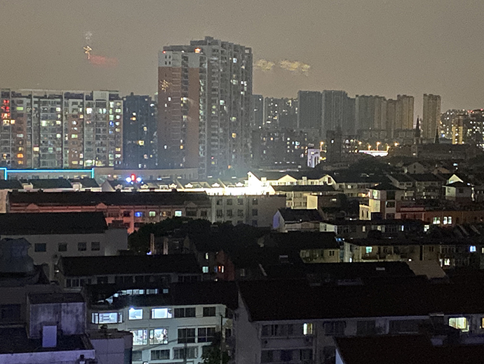 吴江无眠:远处亮光处为救援现场。澎湃新闻记者 袁杰 图