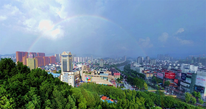 雨后现彩虹