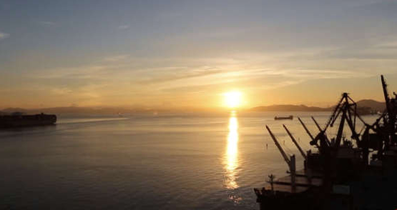看！在宁波舟山港等地 记录今天祖国的第一缕晨光
