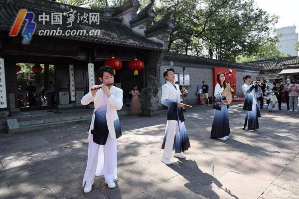 今年国庆假期第一天,天一阁上演民乐“快闪”。唐严 摄.jpg