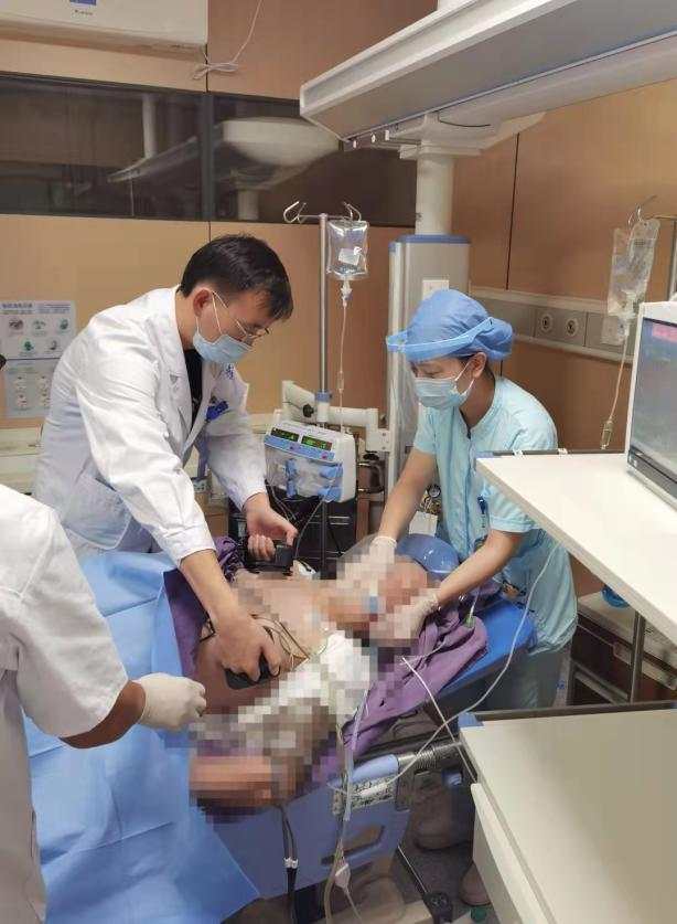 股静脉置管时患者恶性室速再发,常希会医生进行电复律.jpg 股静脉置管时患者恶性室速再发,常希会医生进行电复律.jpg