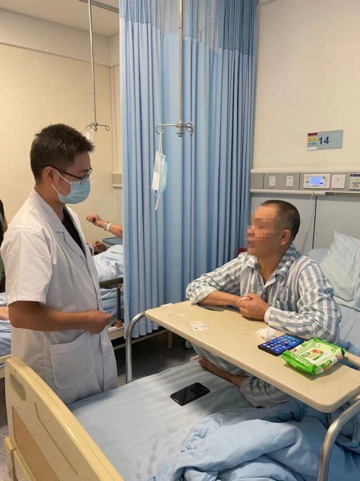姚师傅转入普通病房后陈邦盛副主任医师查房.jpg 姚师傅转入普通病房后陈邦盛副主任医师查房.jpg