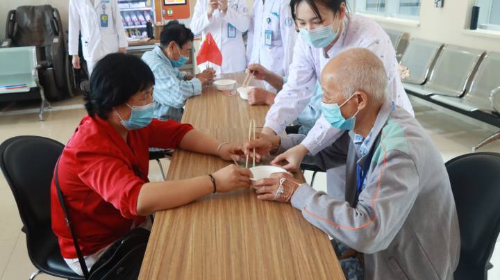 病房活动2.JPG 病房活动2.JPG