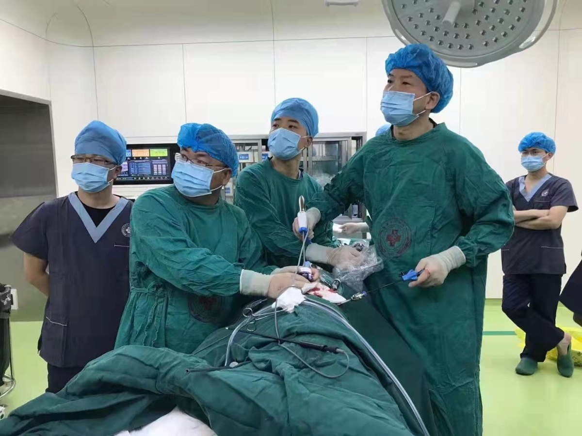 1翁国斌主任医师(前排右一)进行手术演示.jpg