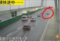 女司机在杭州湾跨海大桥上疯狂倒车近400米