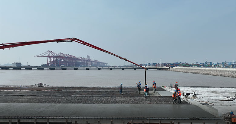 可停靠世界最大集装箱船 宁波舟山港码头二期水工主体完工