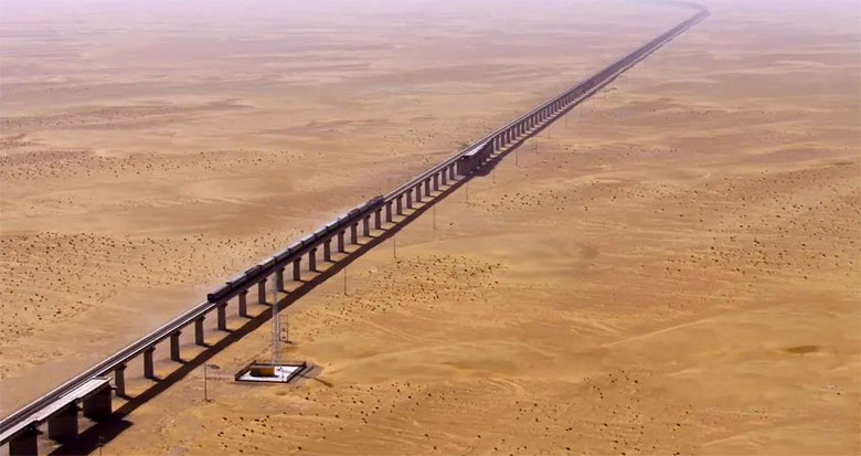 世界首个沙漠铁路环线！和若铁路今日开通