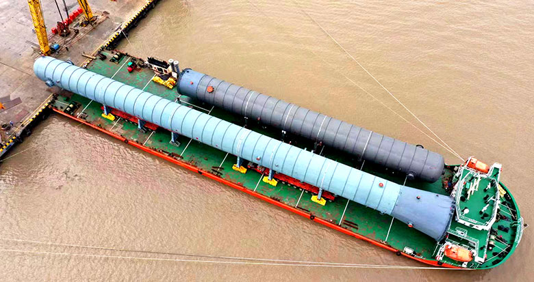 镇海雄镇码头滚装上船953吨“巨无霸”