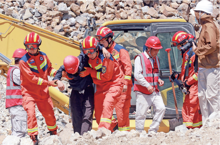 多单位联合开展矿地边坡坍塌应急救援演练