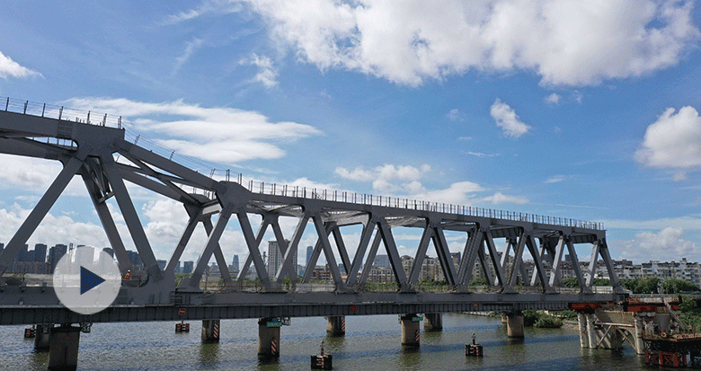 余姚江特大桥钢桁梁最大悬臂128m节段顺利顶推过江