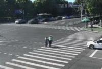 92岁老人独自外出 宁波交警两次扶助老人过马路