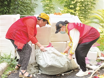 明北社区志愿者自发清理环境卫生