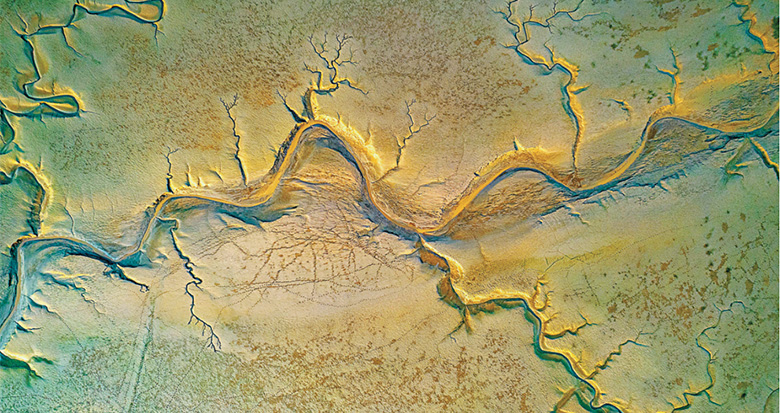 余姚海涂湿地上 潮汐“雕刻”出一幅创意画