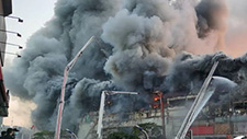 南京金盛百货商场火灾已燃烧超10小时