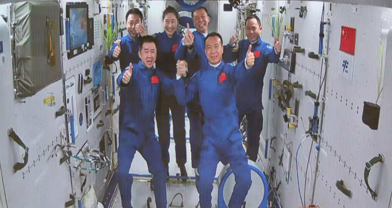 大合影来了！中国航天员首次实现“太空会师”