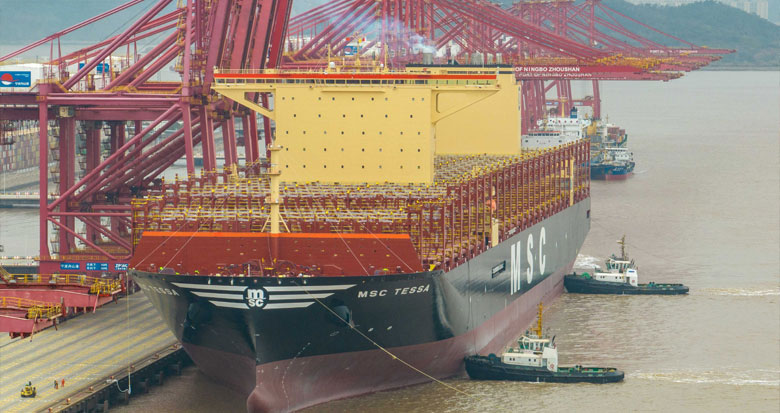 全球最大集装箱船首航靠泊宁波舟山港