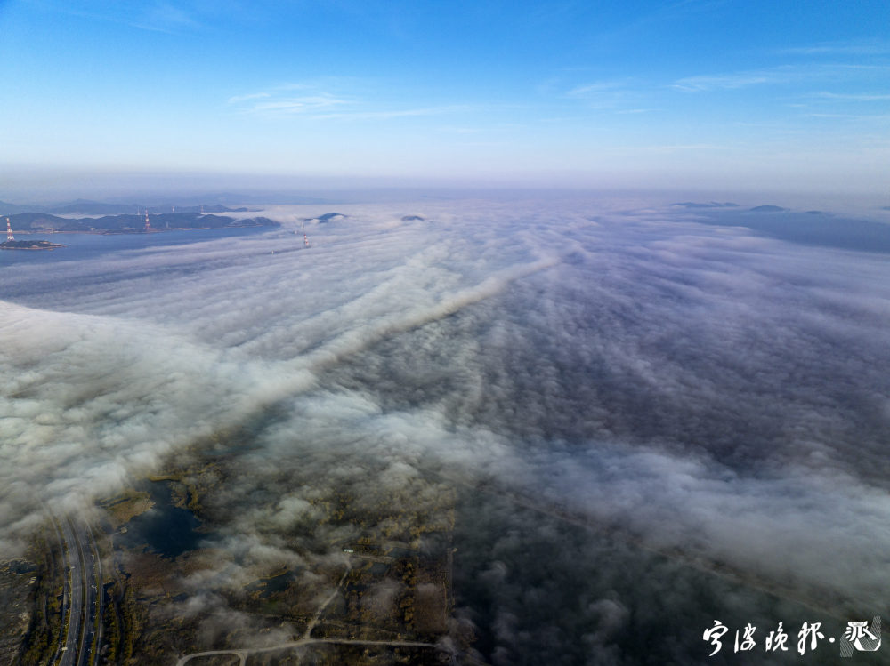 北仑梅山沿海出现平流雾景观 东海恍若仙境-新闻中心-中国宁波网
