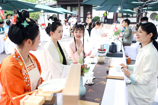 月湖畔，这场“且坐喫茶”茶会独添浪漫